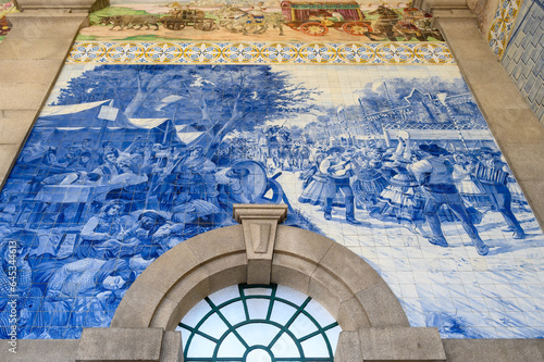 Old tile decoration in the Sao Bento railway station (1904) in Porto, Portugal © TOimages