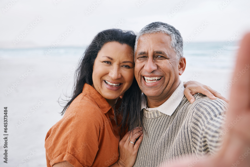 Obraz premium Beach, senior or selfie portrait of happy couple with love, smile or support for a romantic bond together. Ocean, old man or elderly woman taking photograph or picture memory in retirement in nature