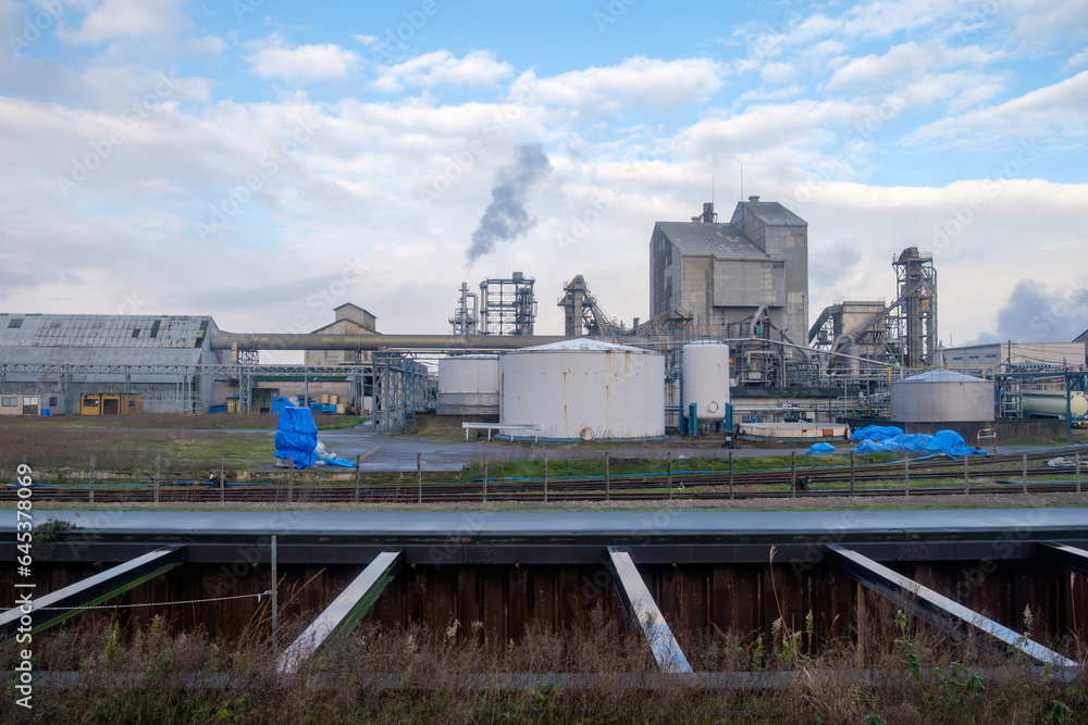 Obraz premium the impressive scale and industrial might of Japan's manufacturing sector in this captivating square wide shot of a Japanese plant complex.
