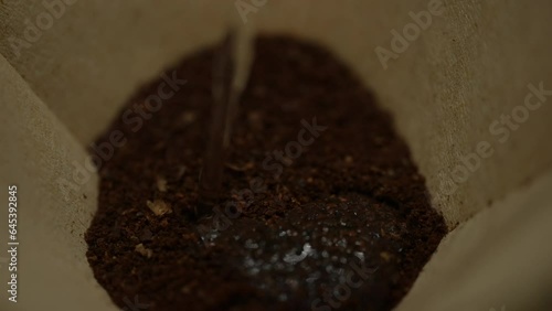 引き立てコーヒー豆のハンドドリップ　お湯を注ぐ