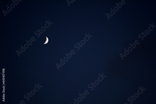 夜空に浮かぶ三日月