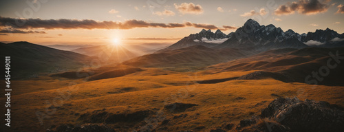 Górski krajobraz o zachodzie słońca
