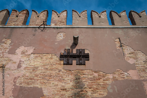 Dettaglio delle mura merlate dell'Arsenale di Vanezia con un ancoraggio metallico photo