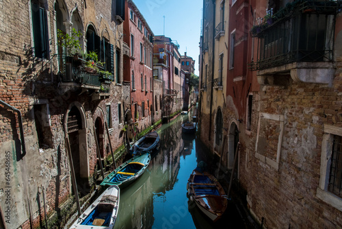 Panorama di un piccolo canale di Venezia con alcune barche ormeggiate © Andrea Vismara