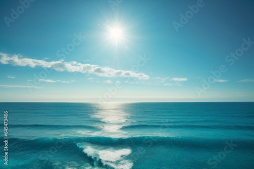Błękitna panorama oceanu z odbiciem słońca, rozległe otwarte morze z czystym niebem, fala fal i spokojne morze z pięknym światłem słonecznym