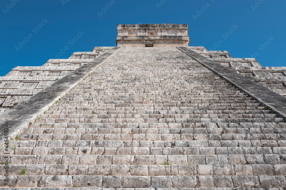 Mexico, Dez 2017. The Chichen Itza Pyramid or The Kukulkan Pyramid, or The Castle, it is the major structure in the archaeological zone, built around 960 AD and elected among 7 Wonders of the World. 