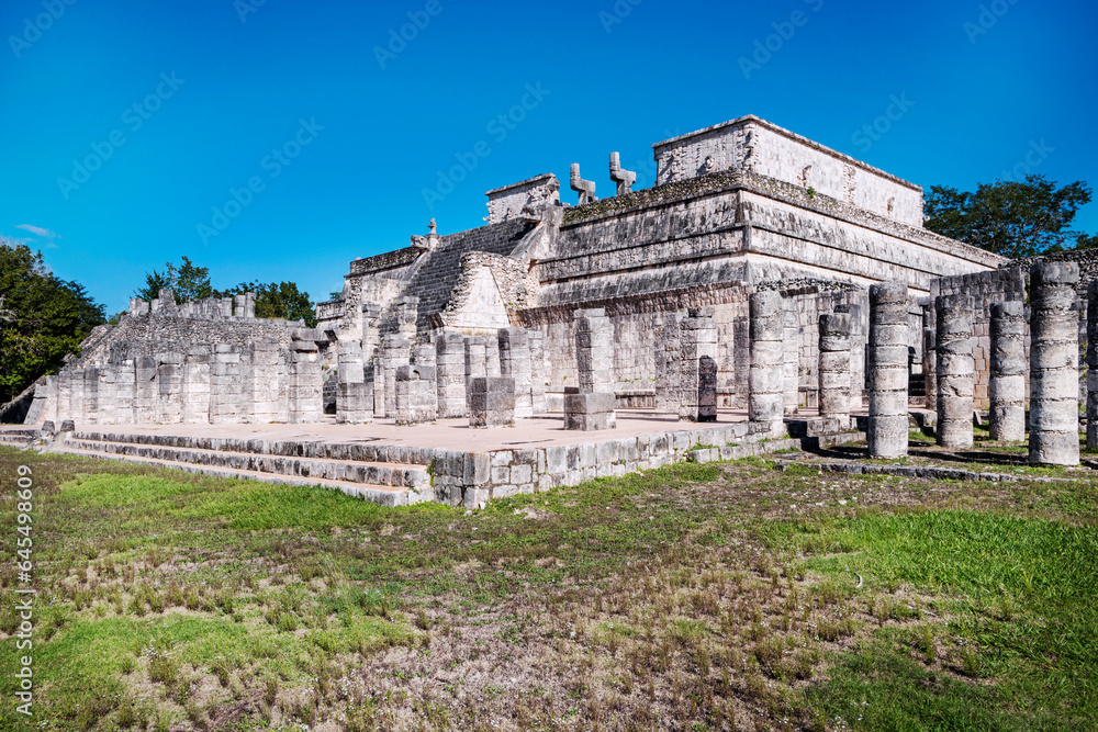 Chichen Itza, Mexico, Dez 2017. The Great Temple of the Warriors, a spectacular structure comprised of a series of impressive columns, spacious patios and halls. Built by Toltec conquerors in 950 AD. 