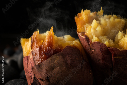 Wallpaper Mural 熱々、ほっくほくの石焼芋 Torontodigital.ca