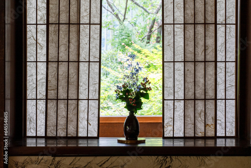 Wallpaper Mural 和室の窓際に置かれた花 Torontodigital.ca