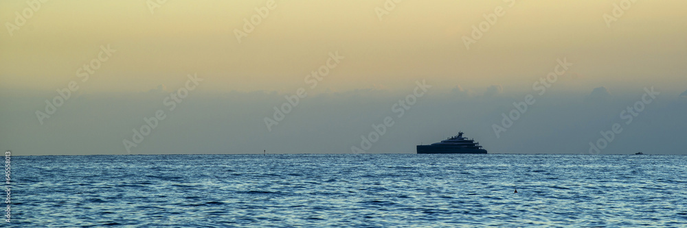 Yacht à l'horizon Yacht à l'horizon