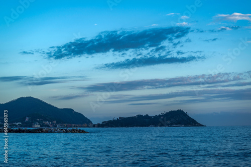 Coucher de soleil au bord de mer dans la région Ligurie en Italie