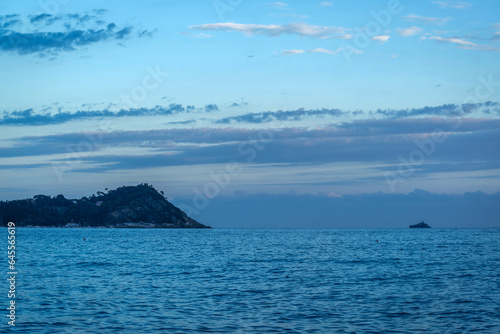 Coucher de soleil au bord de mer dans la région Ligurie en Italie © PPJ