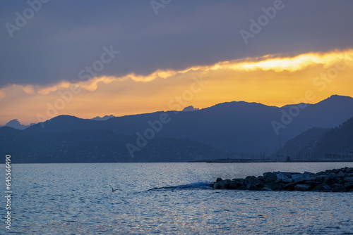 Coucher de soleil au bord de mer dans la région Ligurie en Italie