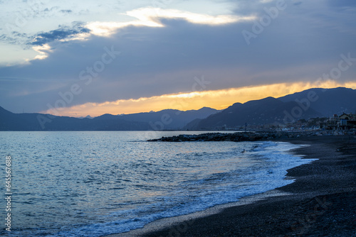 Fototapeta Naklejka Na Ścianę i Meble -  Coucher de soleil au bord de mer dans la région Ligurie en Italie