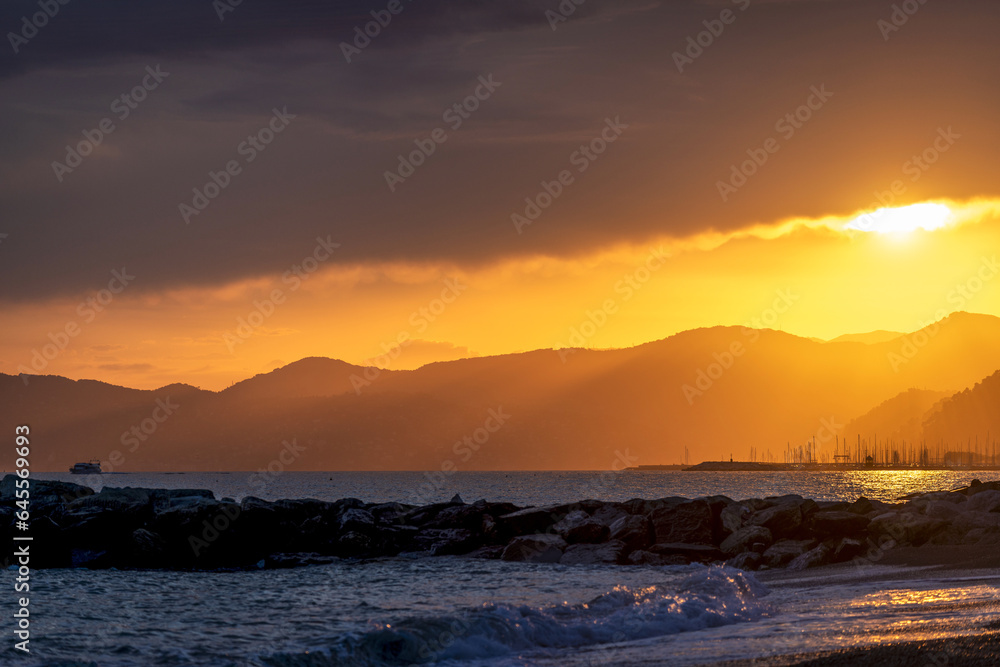 Coucher de soleil au bord de mer dans la région Ligurie en Italie Coucher de soleil au bord de mer dans la région Ligurie en Italie