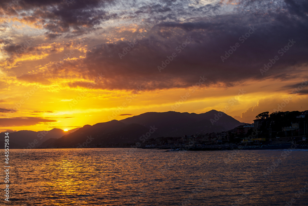 Coucher de soleil au bord de mer dans la région Ligurie en Italie