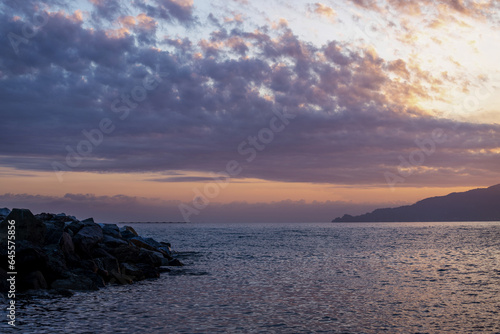 Fototapeta Naklejka Na Ścianę i Meble -  Coucher de soleil au bord de mer dans la région Ligurie en Italie