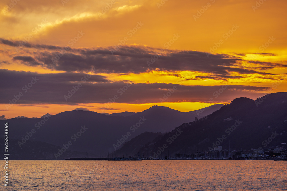 Coucher de soleil au bord de mer dans la région Ligurie en Italie