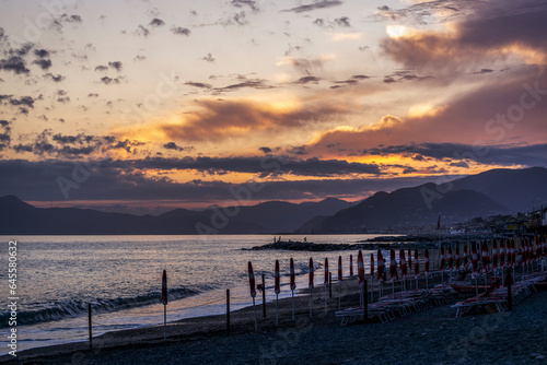 Coucher de soleil au bord de mer dans la r  gion Ligurie en Italie