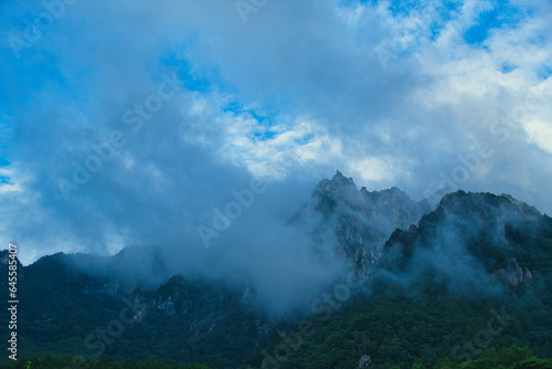 怪しい雲に包まれる瑞牆山 © Shunji Yoshimi