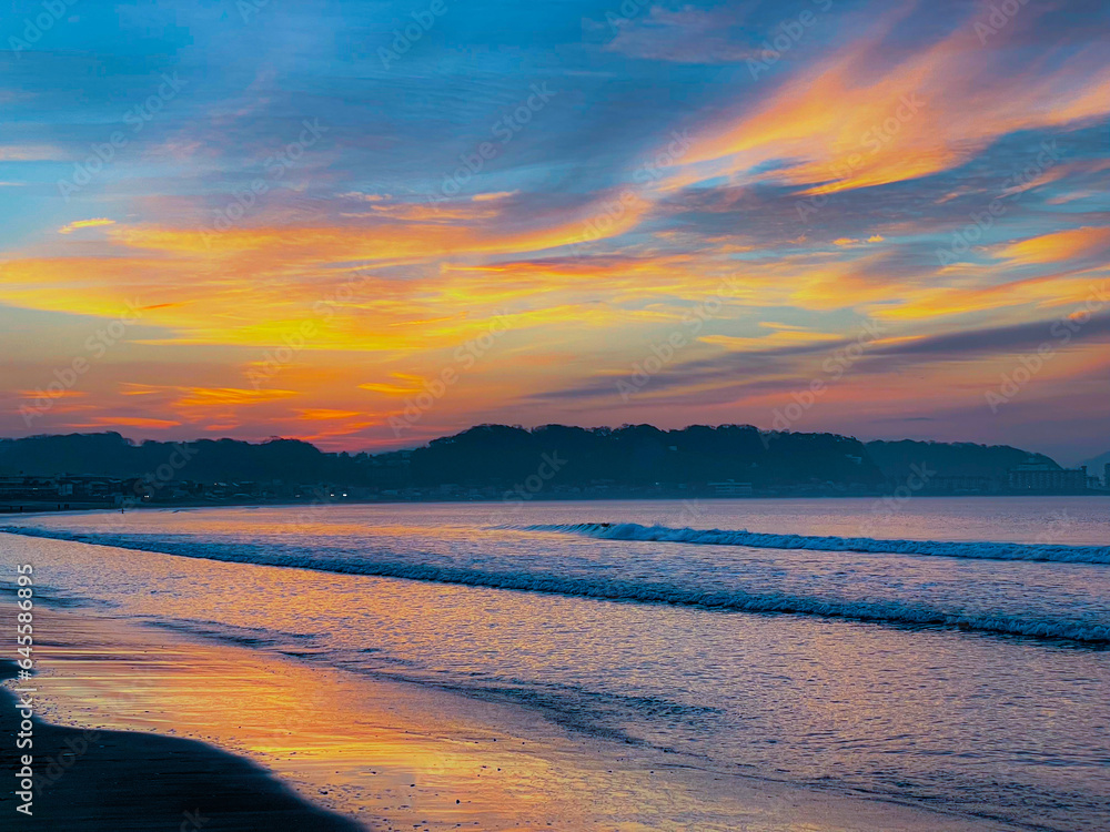 朝焼けが海に反射している写真・画像素材