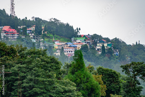 Cuadro en lienzo Village town of shimla darjeeling ghum ghoom on top of mountain with trees in fr