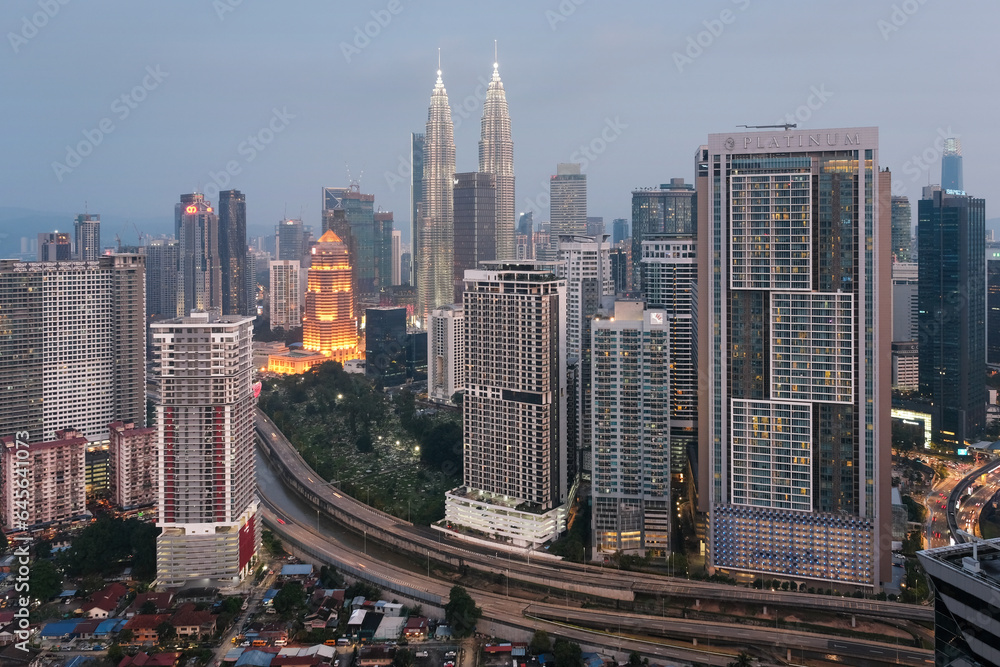 Fototapeta premium View of Kuala Lumpur and Petronas Twin Towers at blue hour, Malaysia.