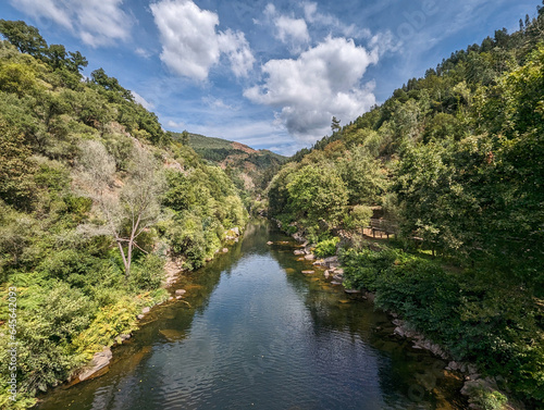 Entre monte montanhas e floresta, o rio Paiva em Arouca, Portugal