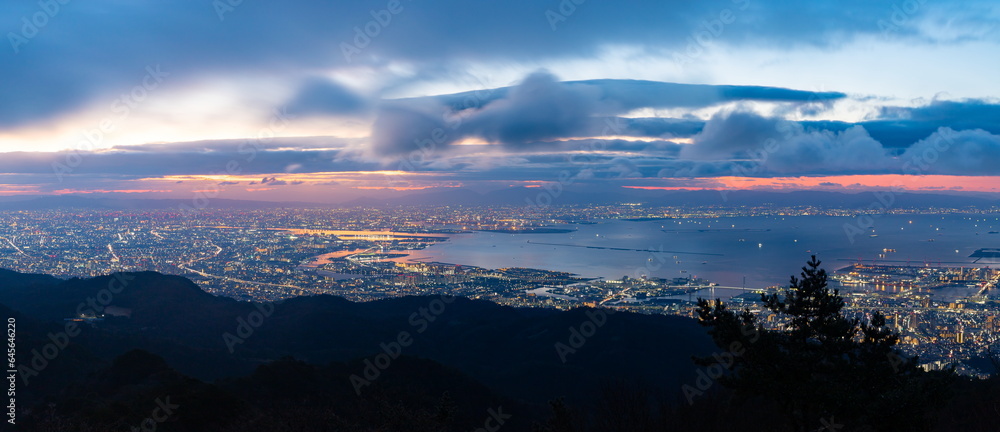 六甲山上から眺める夜明けの街、神戸・芦屋・西宮・尼崎・大阪・左中央には武庫川が見えます。　兵庫県神戸市にて