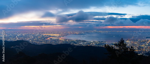 六甲山上から眺める夜明けの街、神戸・芦屋・西宮・尼崎・大阪・左中央には武庫川が見えます。　兵庫県神戸市にて © photop5