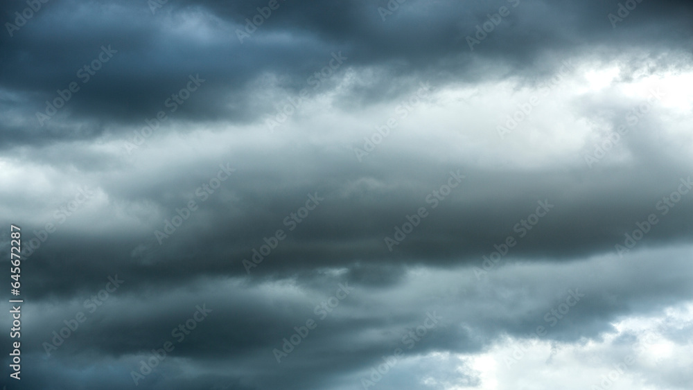 Obraz premium Dramatic thunderstorm clouds passing by