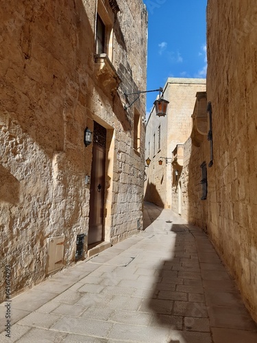 Narrow street of the fortified city of Mdina in Malta © Юрій Борисов