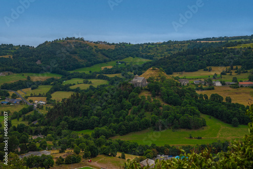 Fototapeta Naklejka Na Ścianę i Meble -  Église Saint-Pierre de Bredons depuis le Rocher de Bonnevie, Albepierre-Bredons, Cnatal, Auvergne, France