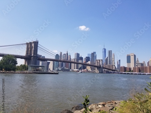 brooklyn bridge and skyline of Manhattan © Vanesa