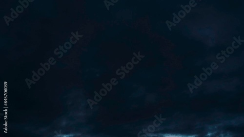 Wallpaper Mural 雲が覆い暗くなっていく空 Torontodigital.ca