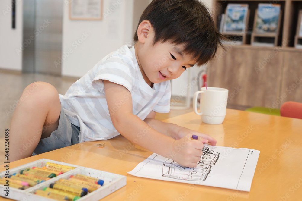 塗り絵で遊ぶ男の子 塗り絵で遊ぶ男の子