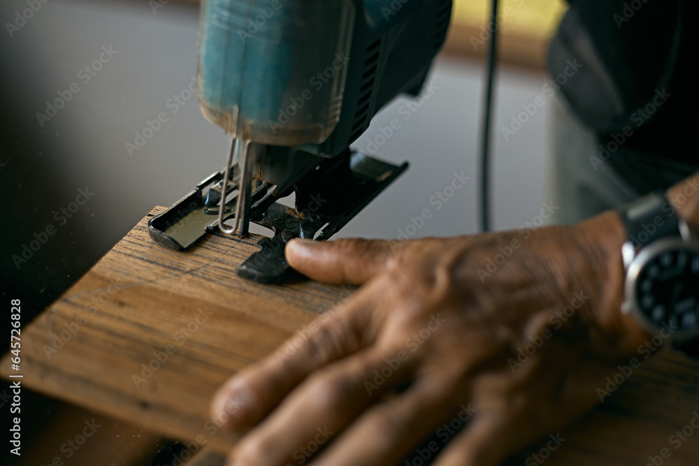 Carpenter using a circular saw