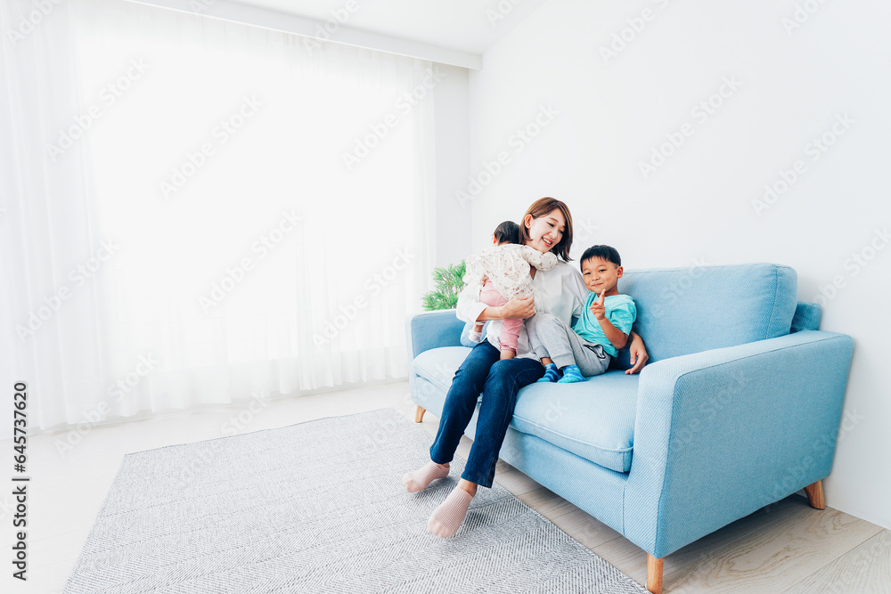 家で子どもたちと遊ぶ若い主婦 家で子どもたちと遊ぶ若い主婦