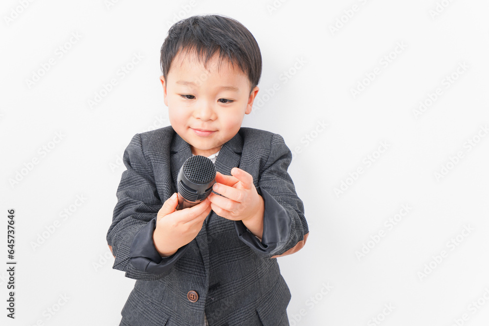 マイクを使ってしゃべるビジネスマン マイクを使ってしゃべるビジネスマン