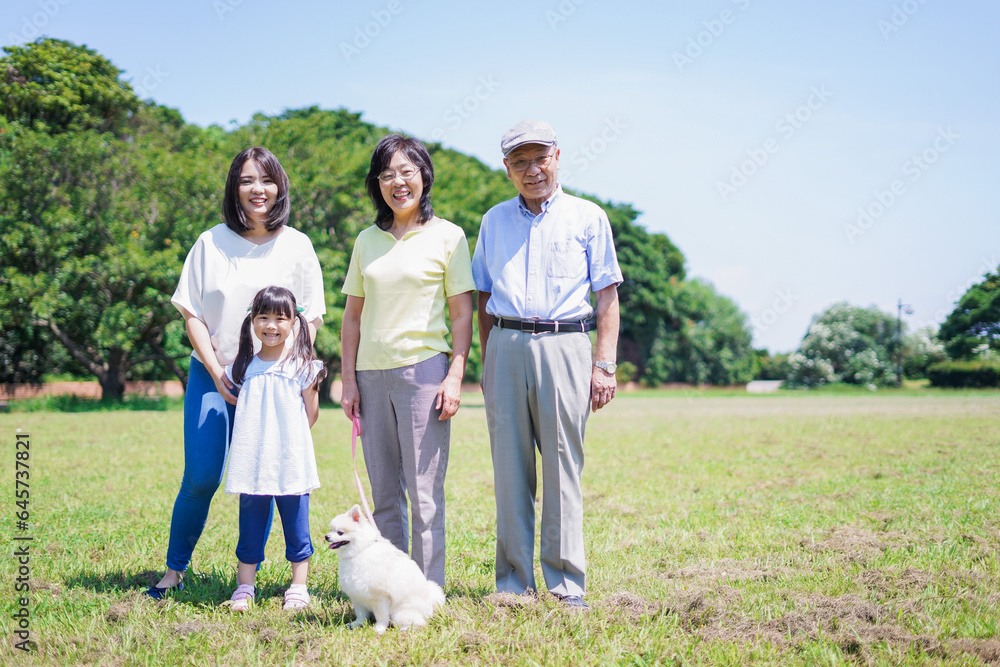 Obraz premium 公園で楽しく過ごす家族