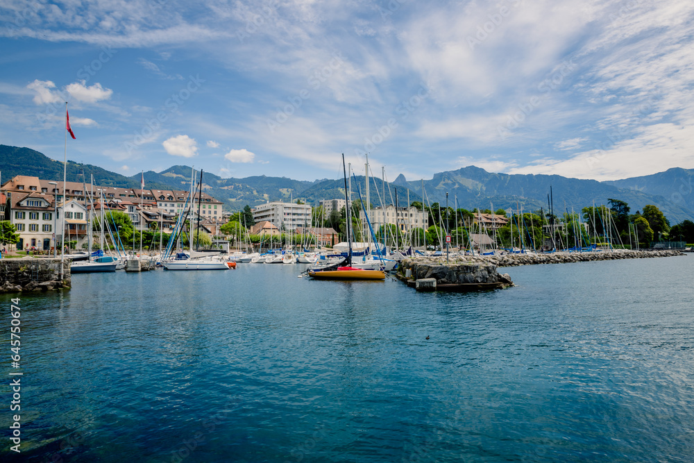 Fototapeta premium Le port de plaisance de La Tour-de-Peilz en Suisse