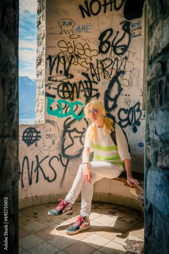 Jeune femme dans les ancien remparts de la Tour-de-Peilz en Suisse photo
