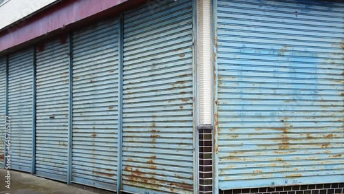 寂れた町のシャッターが降りた古い店舗