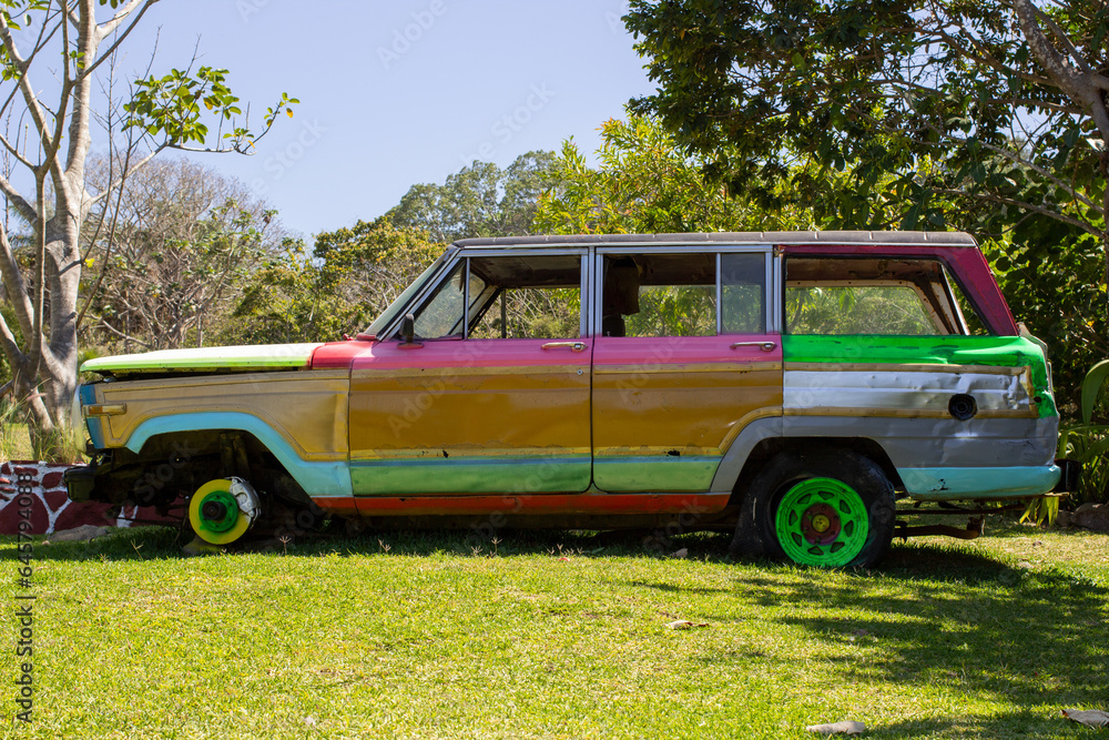Camioneta vieja abandonada y pintada de colores. Camioneta vieja abandonada y pintada de colores.