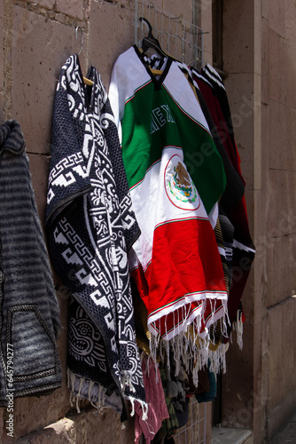 Zarapes mexicanos colgados en la pared de un pueblo de México.