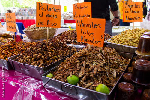 Botanas y frituras en un mercado de México. © bladiavila