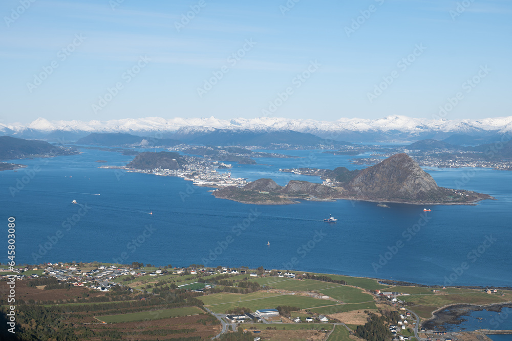 Obraz premium Norwegian landcapes with snowy mountains