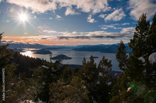 Hermoso atardecer sobre el Lago Nahuel Huapi en la Ciudad de Bariloche. Parque Nacional Nahuel Huapi, Vista desde el Cerro Otto. Argentina. 
