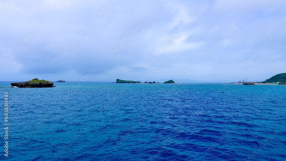 沖縄県うるま市の遠くに見える艦船 沖縄県うるま市の遠くに見える艦船