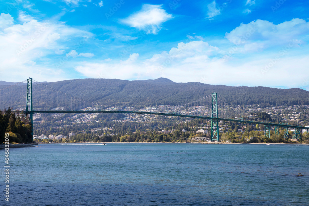 Obraz premium Beautiful view of the Lions Gate Bridge in Vancouver, Canada
